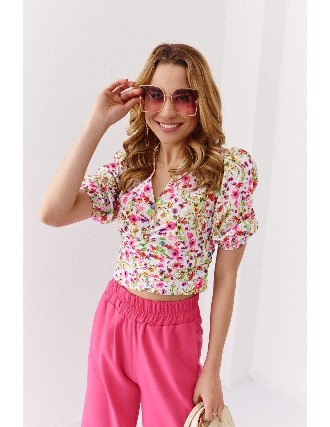 Short women\'s blouse with a floral print, cream and amaranth 02047 - Online store - Boutique